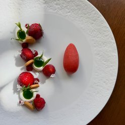 STRAWBERRY
Crème fraîche, tarragon, linzer sablé